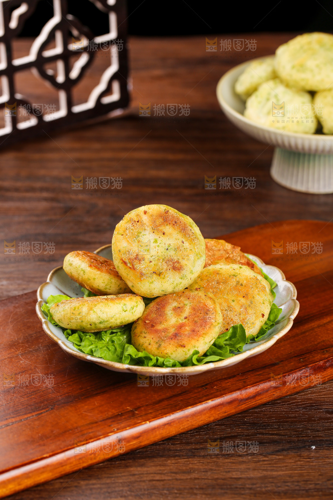 深底上的鳕鱼鲜虾饼