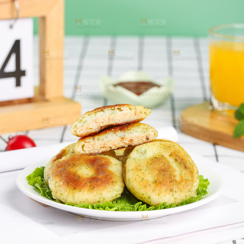 浅底上的鳕鱼鲜虾饼