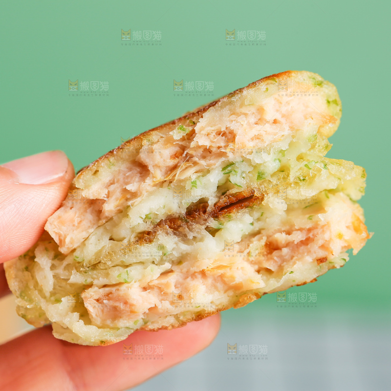 浅底上的鳕鱼鲜虾饼