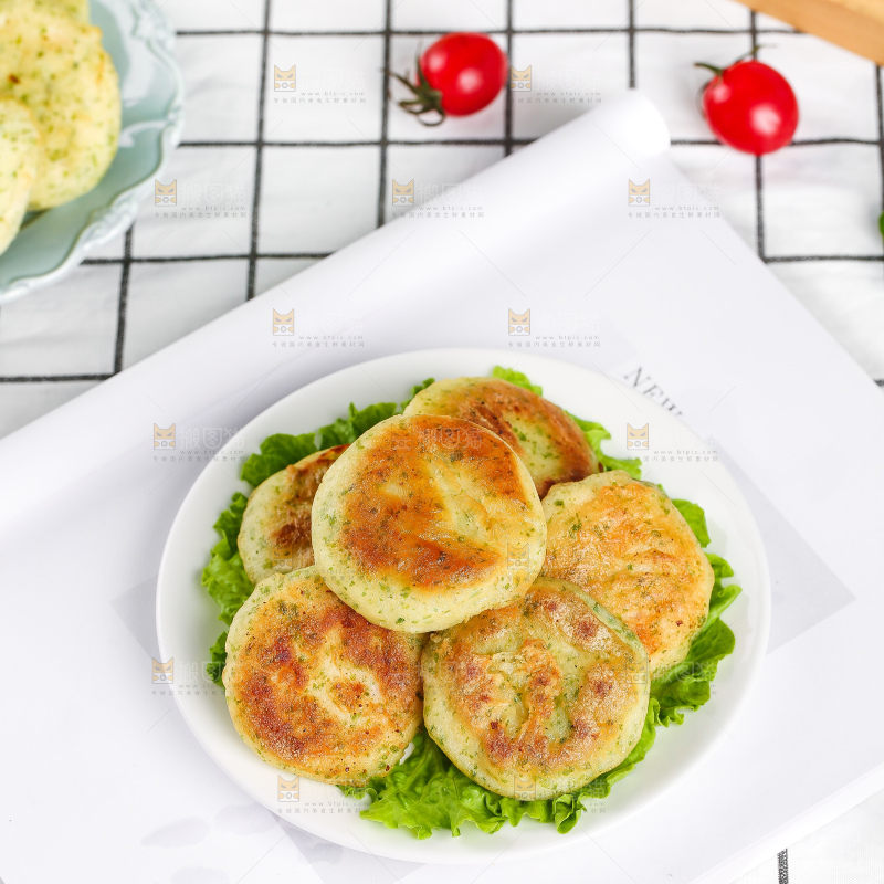 浅底上的鳕鱼鲜虾饼