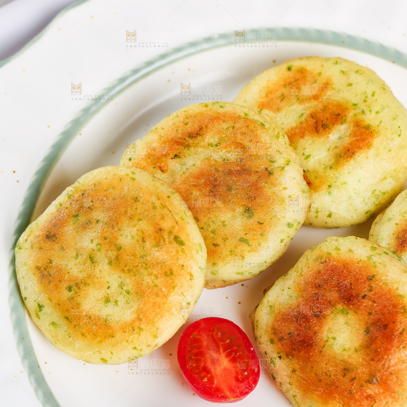 浅底上的鳕鱼鲜虾饼