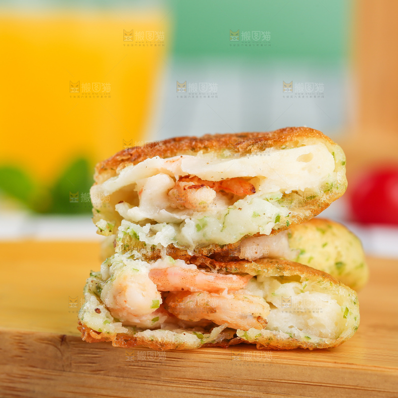 浅底上的鳕鱼鲜虾饼