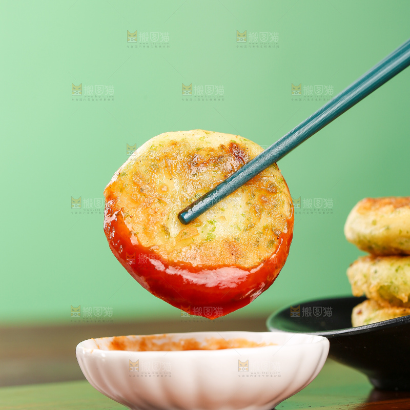 深底上的鳕鱼鲜虾饼