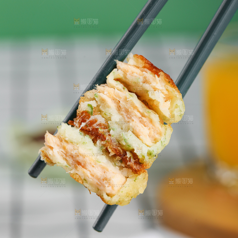 浅底上的鳕鱼鲜虾饼