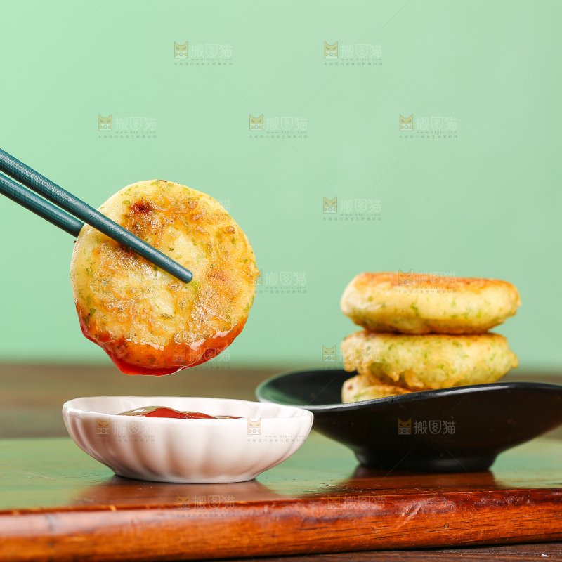 深底上的鳕鱼鲜虾饼