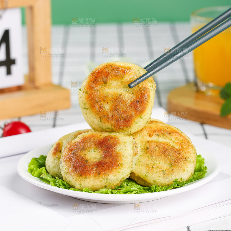 浅底上的鳕鱼鲜虾饼