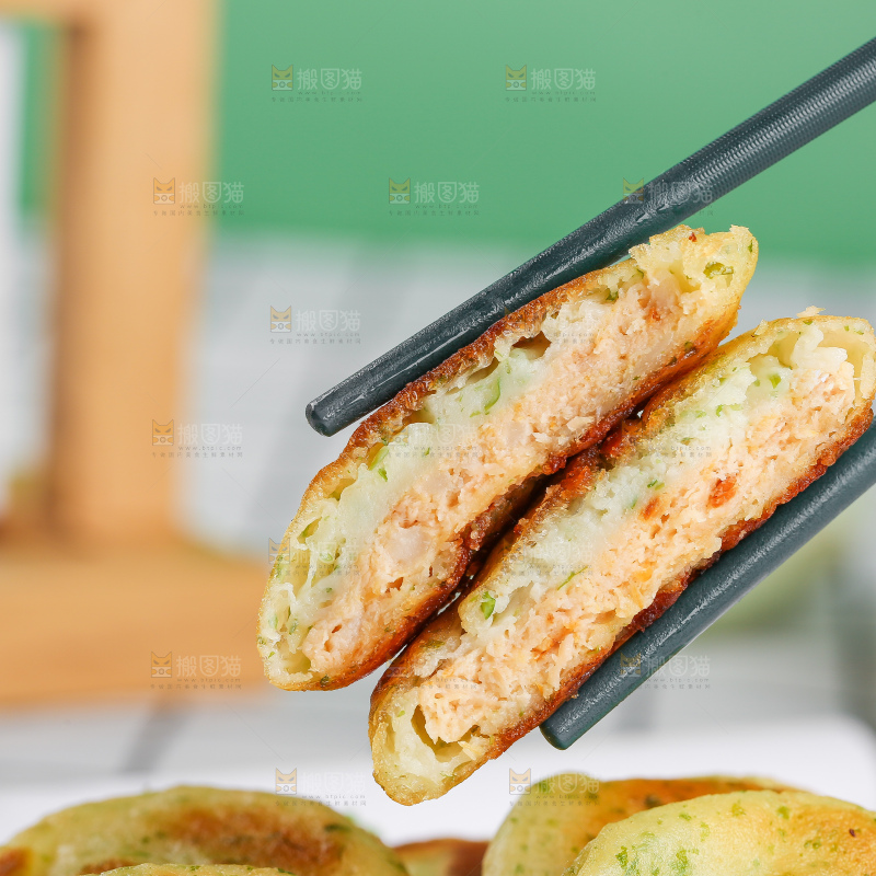 浅底上的鳕鱼鲜虾饼
