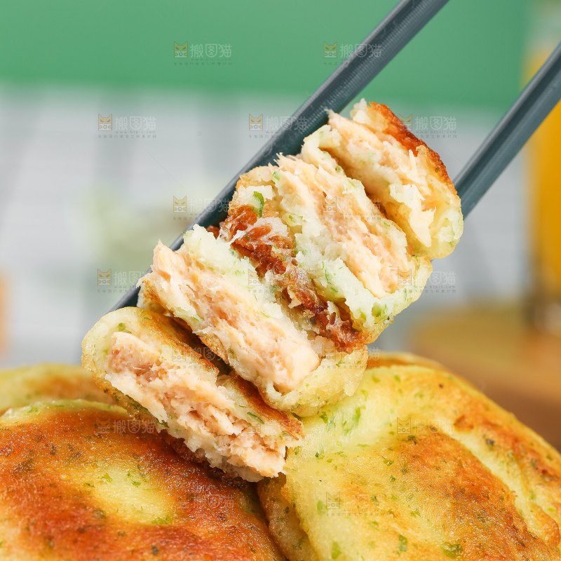 浅底上的鳕鱼鲜虾饼