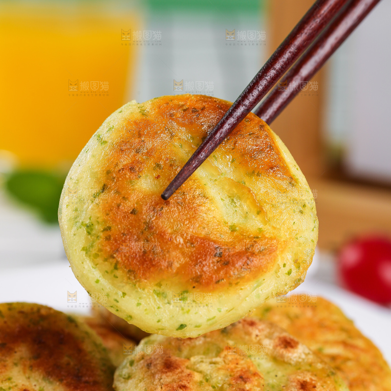 浅底上的鳕鱼鲜虾饼