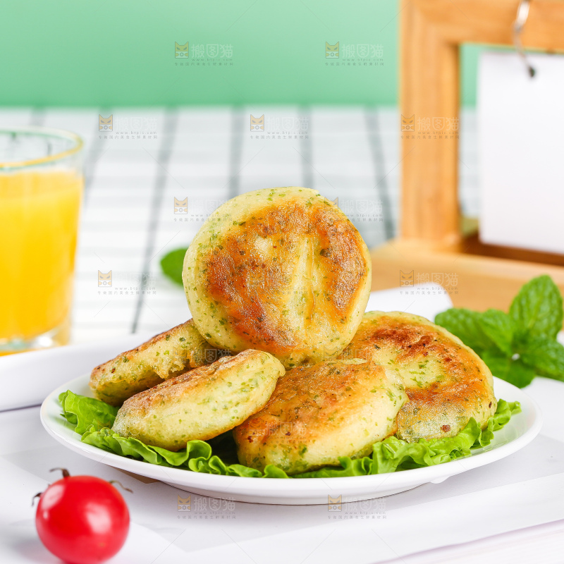 浅底上的鳕鱼鲜虾饼