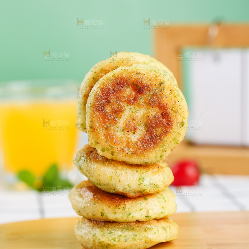 浅底上的鳕鱼鲜虾饼
