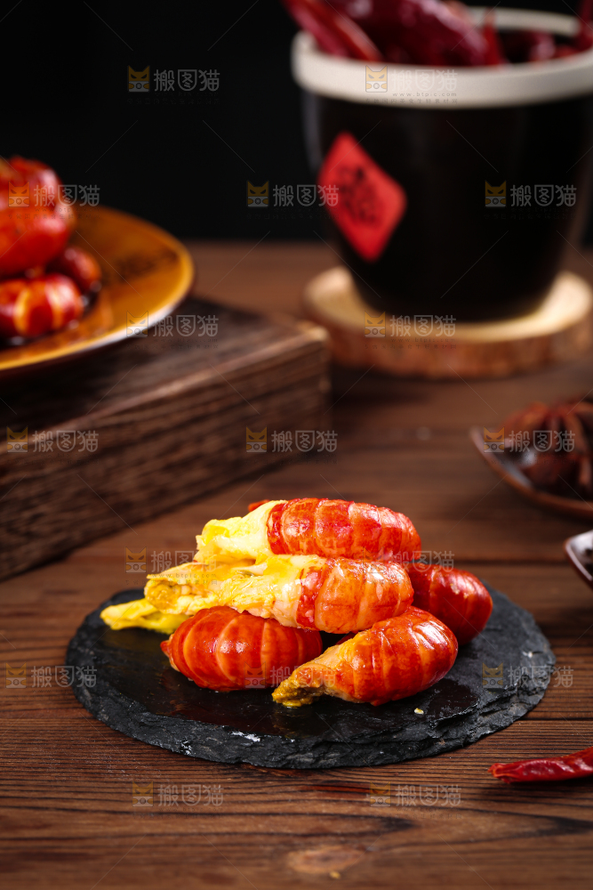 深底上摆放着虾球