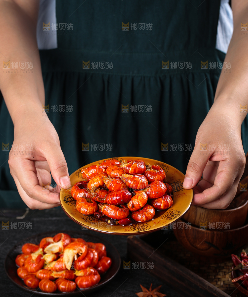 手里拿着一碟龙虾尾