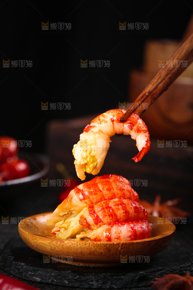 盘子里装着龙虾尾