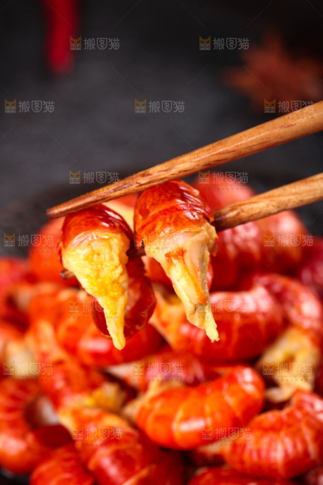筷子夹着龙虾尾