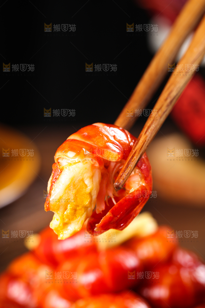 筷子夹着虾尾