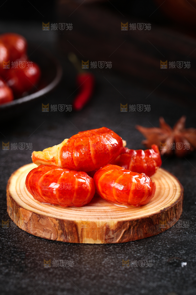 深底上摆放着虾球