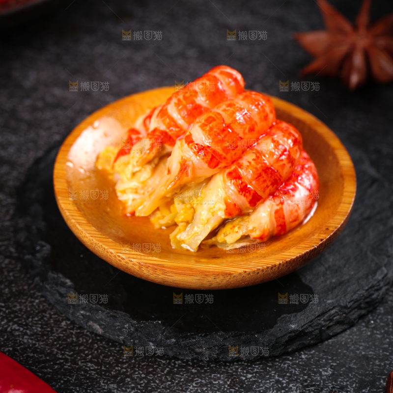 盘子里装着龙虾尾