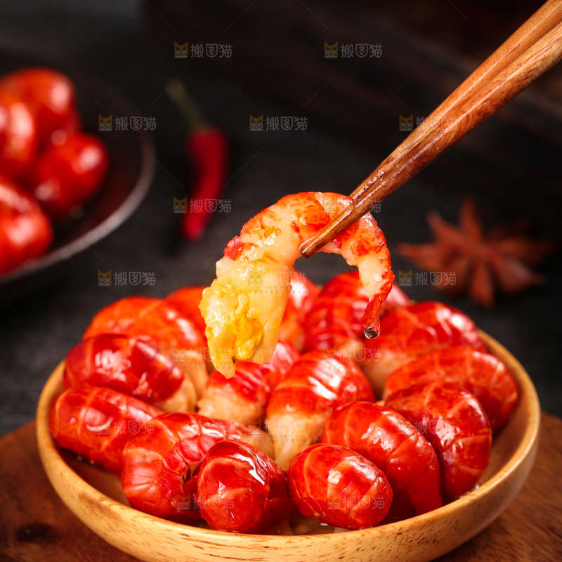 筷子夹着龙虾尾
