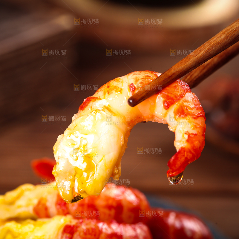 筷子夹着虾尾
