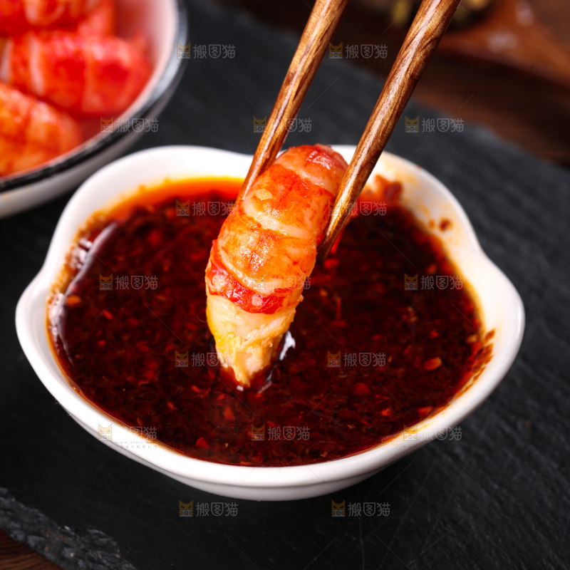 筷子夹着虾尾