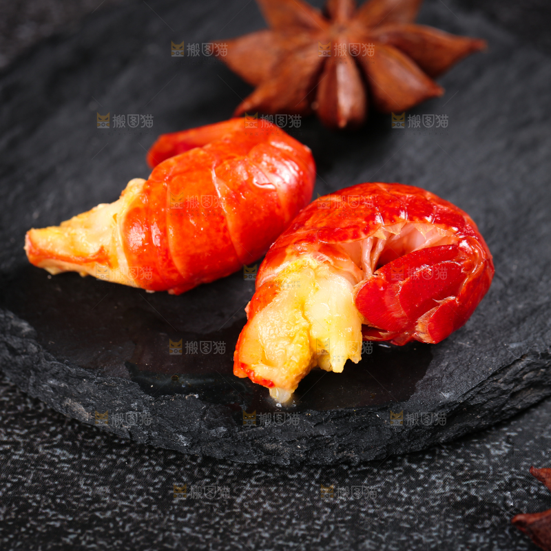 黑底上摆放着龙虾球