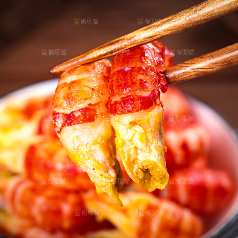 筷子夹着虾尾