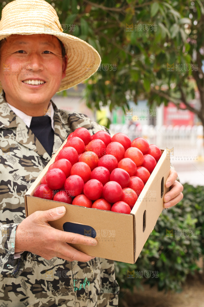 手里拿着樱桃李