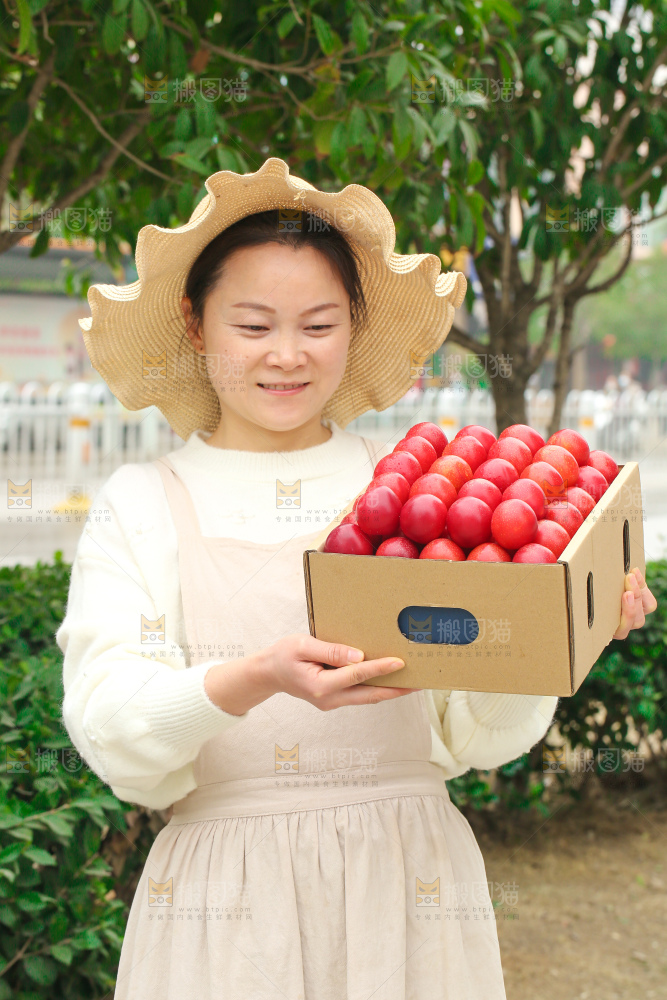 手里拿着樱桃李