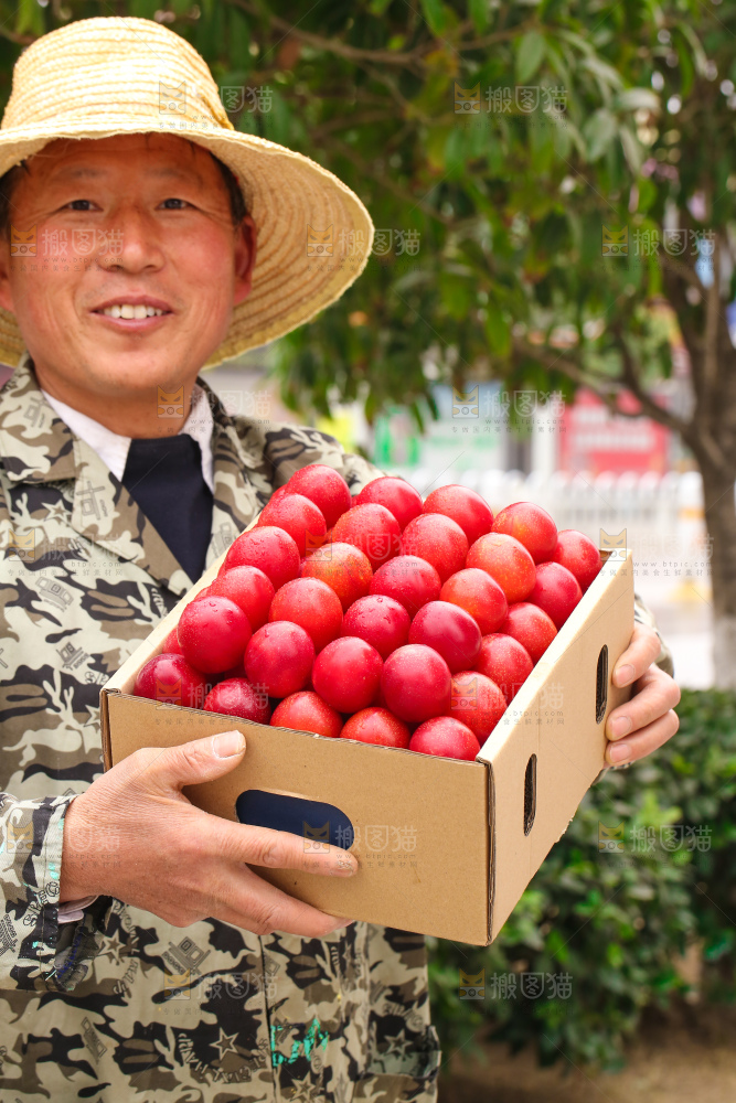 手里拿着樱桃李