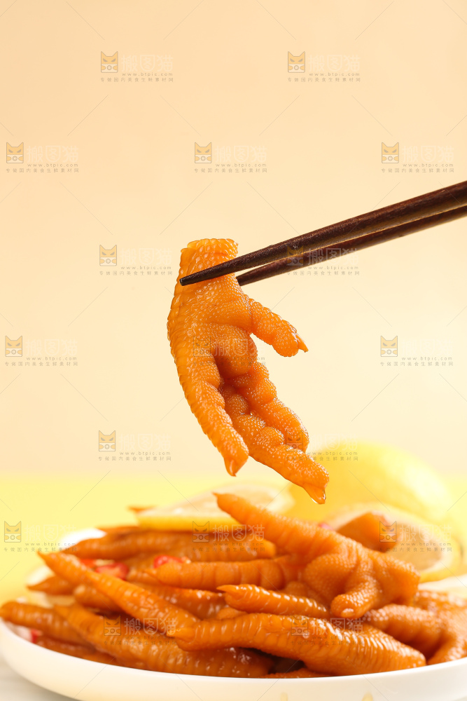 浅底上的酸辣鸡爪