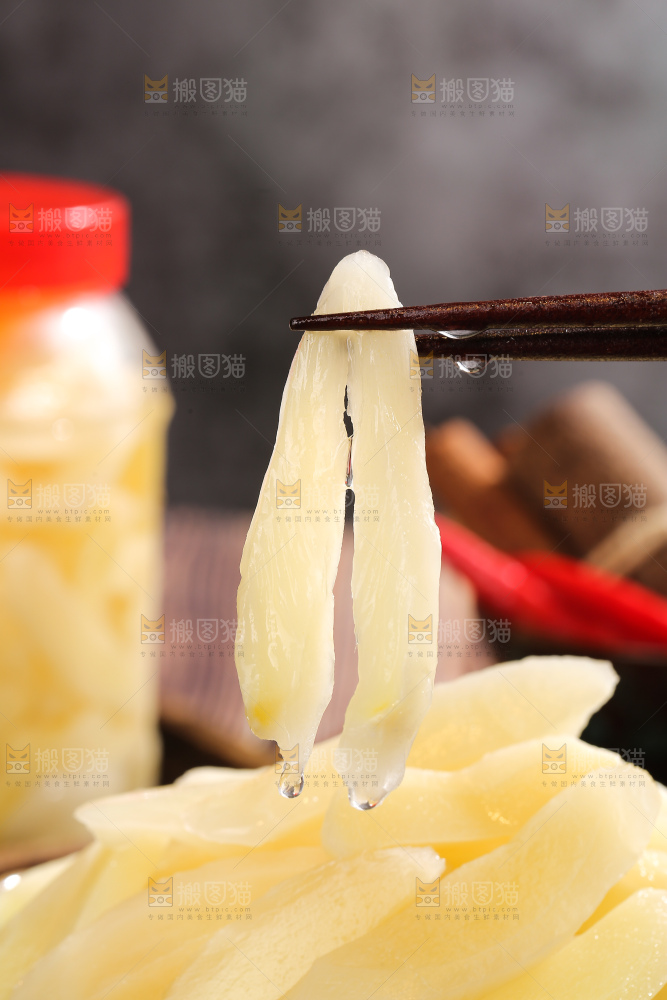 木底上的糖醋姜
