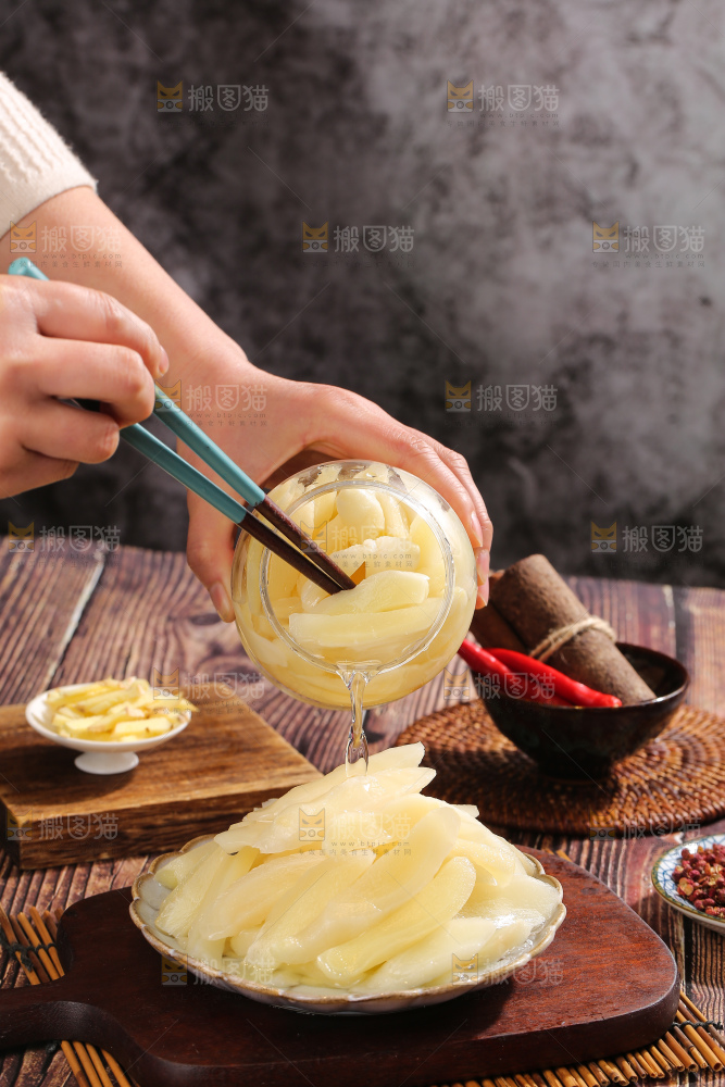 木底上的糖醋姜