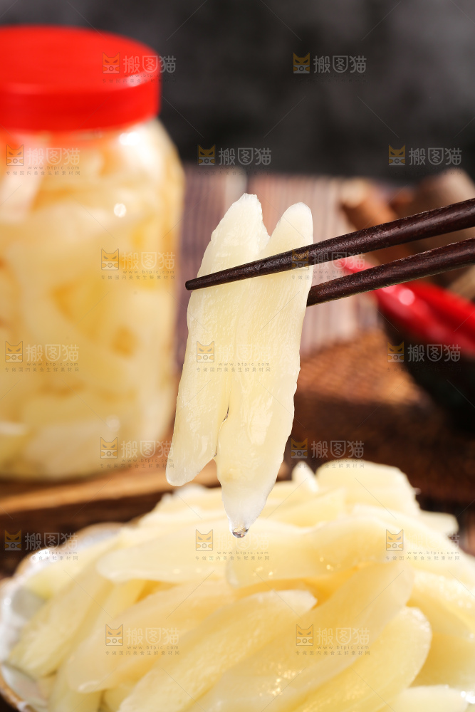 木底上的糖醋姜