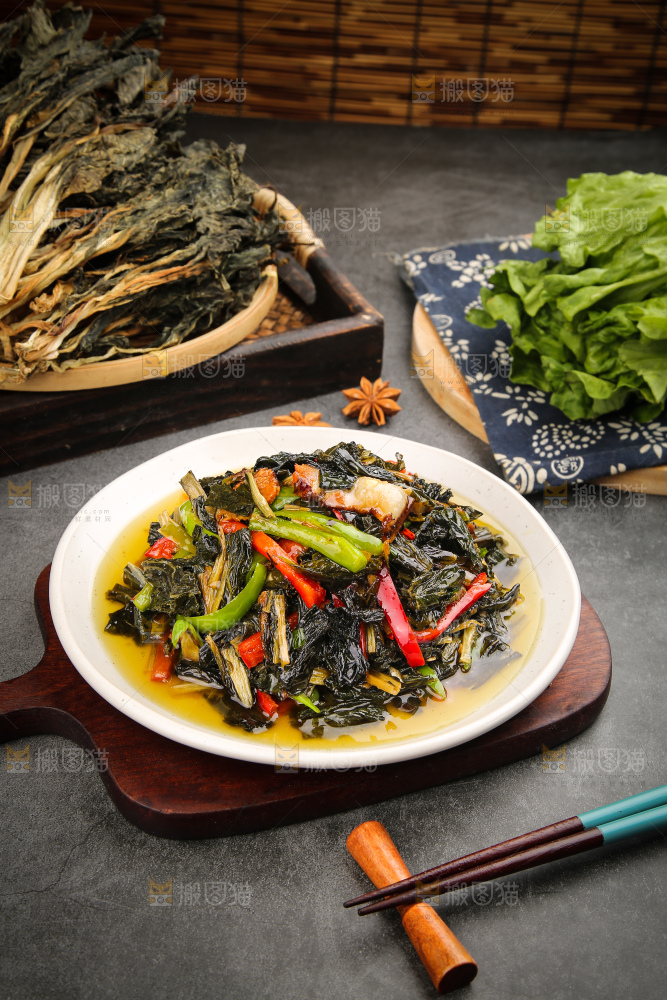 盘子里的白菜炒腊肉