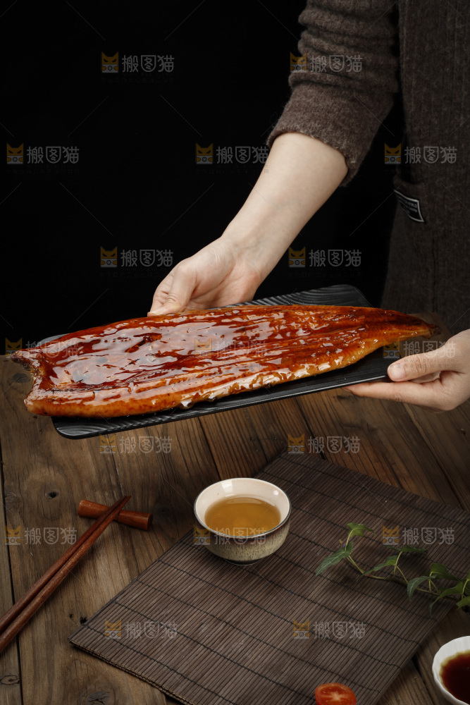 深底上的照烧鳗鱼