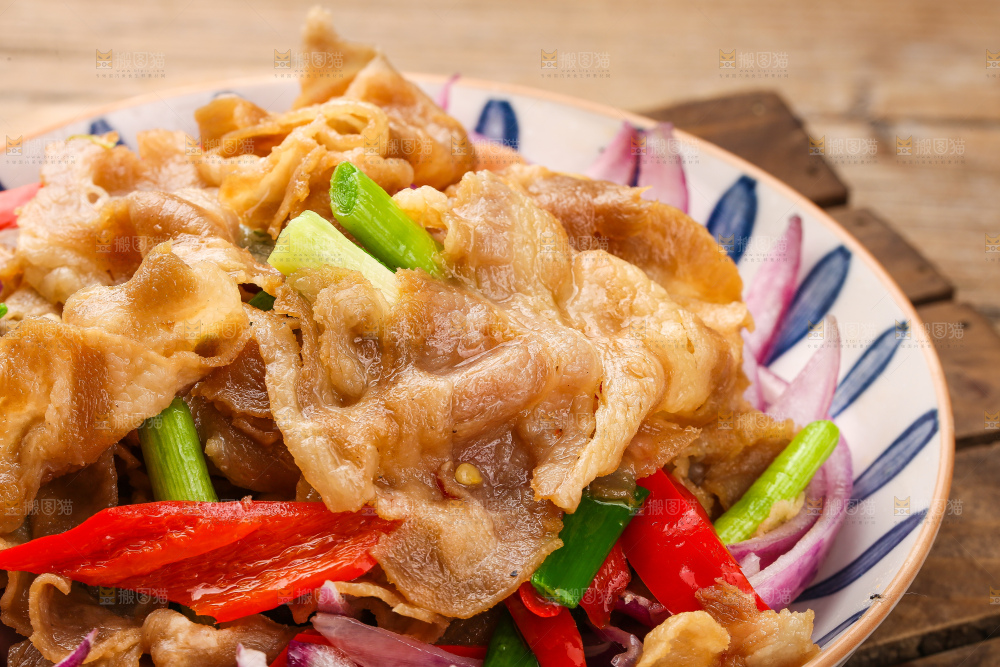 盘子里的凉拌牛肉卷