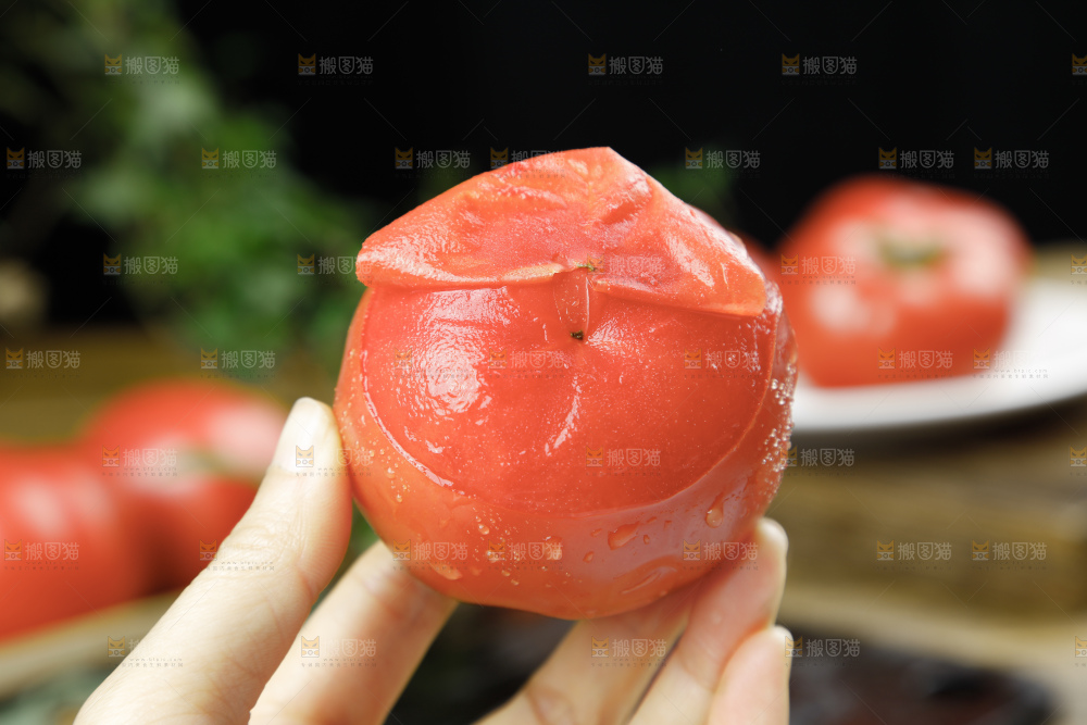 深底上的普罗旺斯西红柿