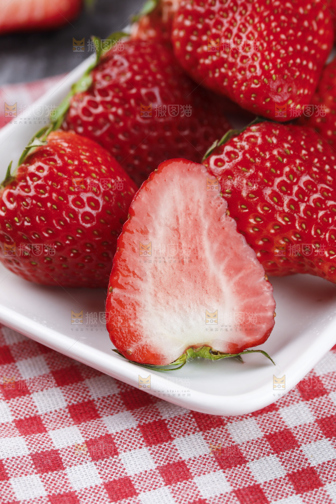 深底上的丹东草莓