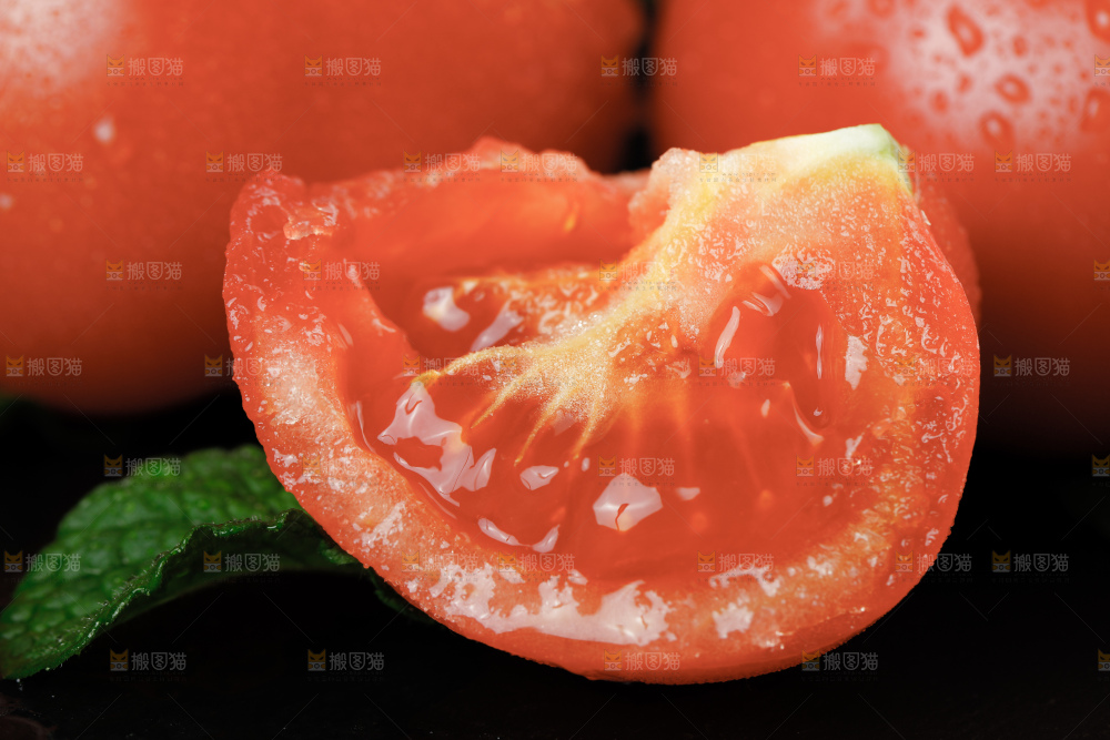 深底上的普罗旺斯西红柿