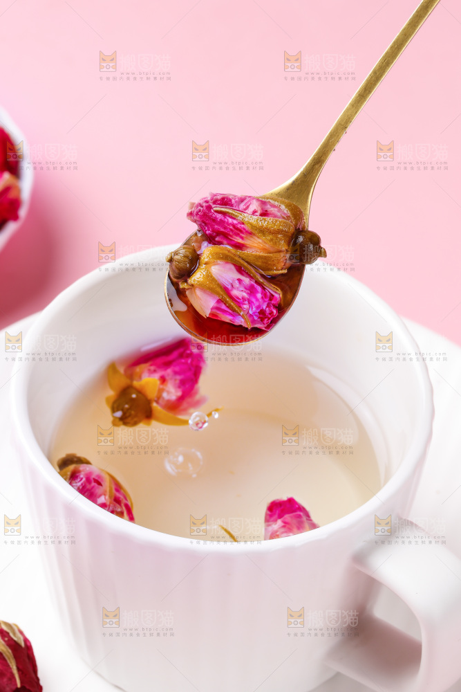杯子里的玫瑰花茶
