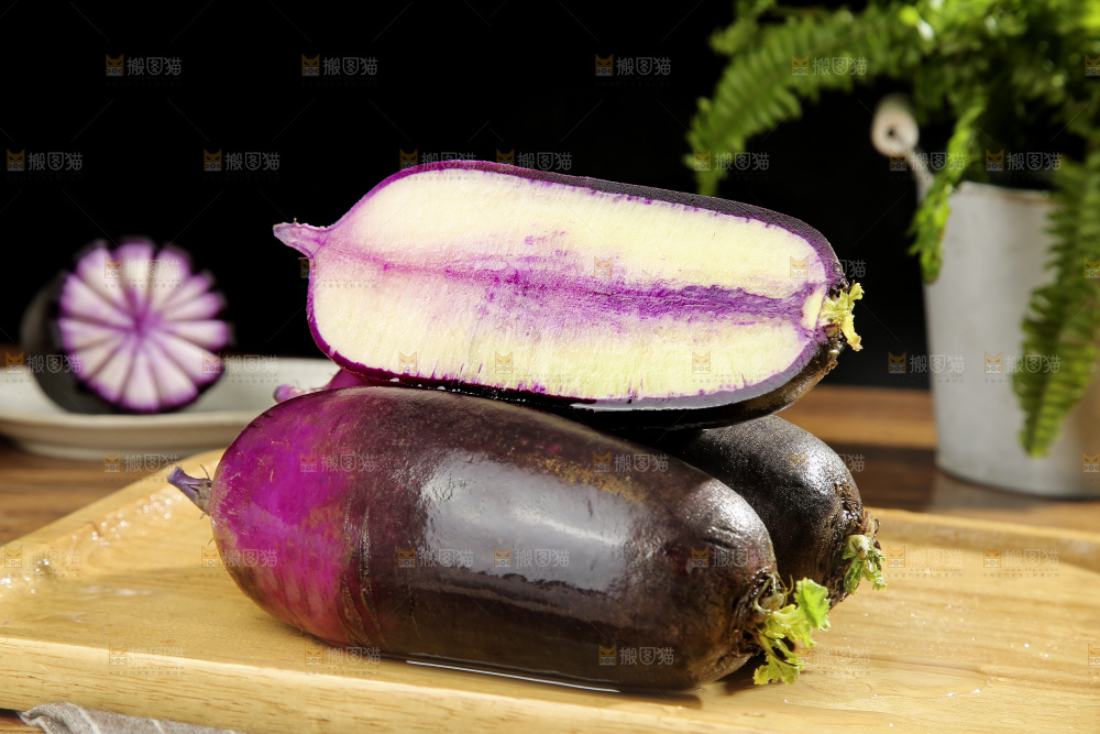 深底上的冰淇凌萝卜