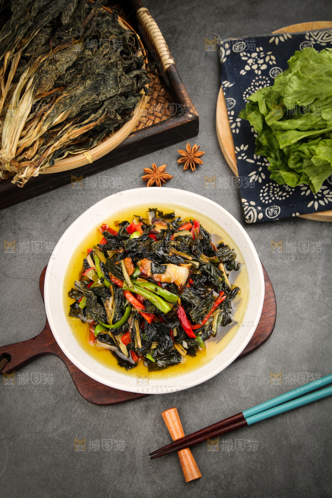 盘子里的白菜炒腊肉