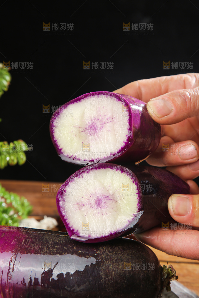 深底上的冰淇凌萝卜