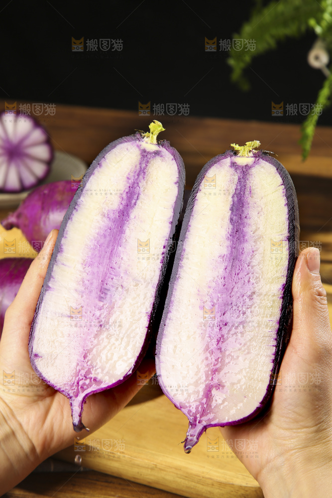 深底上的冰淇凌萝卜