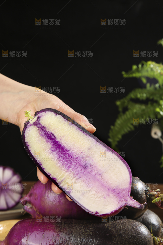 深底上的冰淇凌萝卜