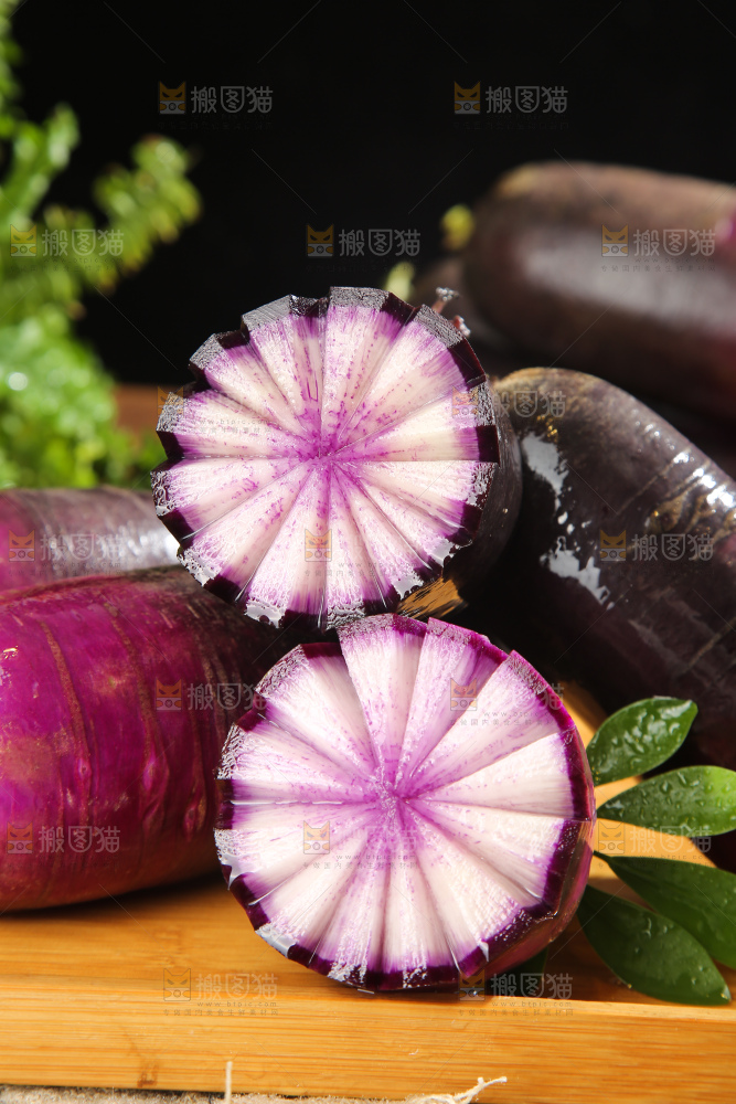 深底上的冰淇凌萝卜