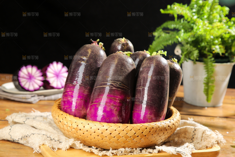 深底上的冰淇凌萝卜