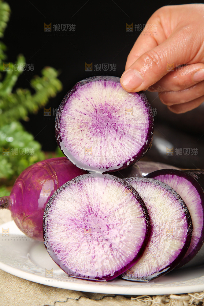 深底上的冰淇凌萝卜