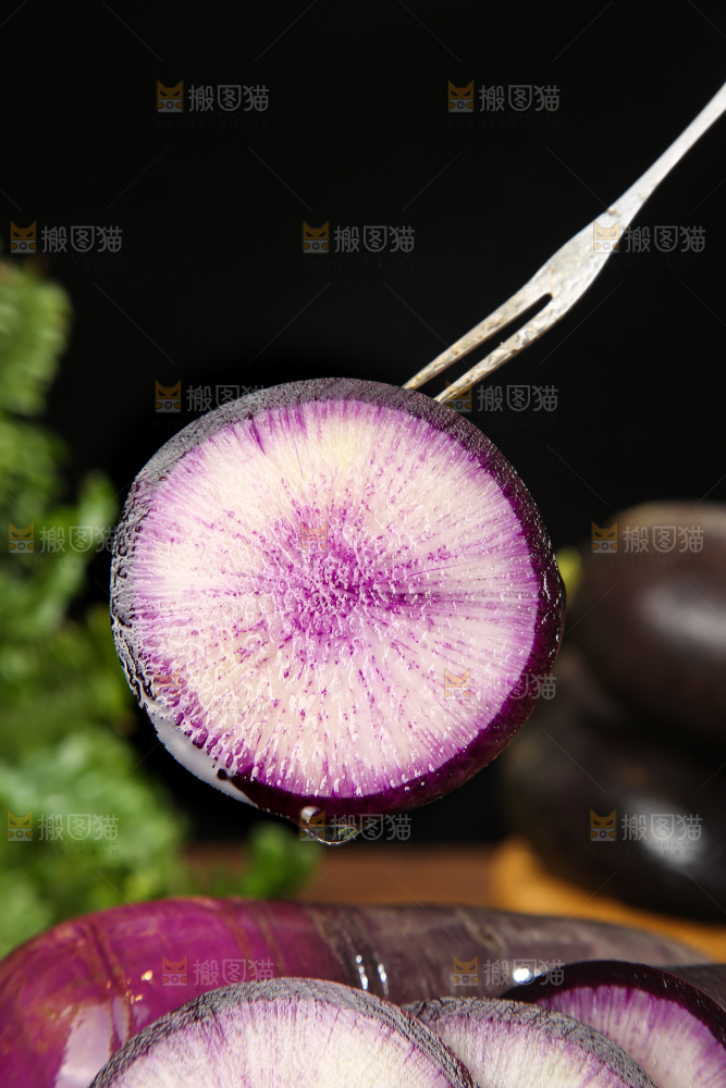 深底上的冰淇凌萝卜